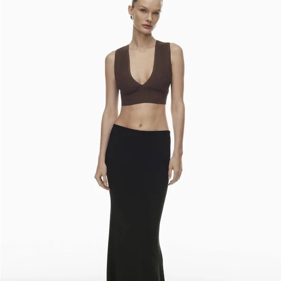 Aritzia Babaton V neck sculpt knit crop top - Picture 1 of 10